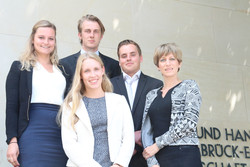 Für ihr Studienprojekt tauchten Emma Renders, Dennis van Lersel, Thijs Cornelis, Kirsten van Beerendonk (v. l.) unter Anleitung von B+S Marketingleiterin Martina Kupper (rechts) ein in die Welt der Sauna.
