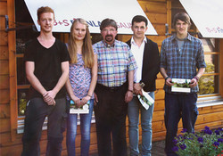 Wolfgang Schreiber heißt die neuen Auszubildenden Lukas Brinkschulte, Caroline Klünker, Marvin Schwering und Tobias Mersmann (v.l.n.r.) herzlich bei B+S FINNLAND SAUNA willkommen.