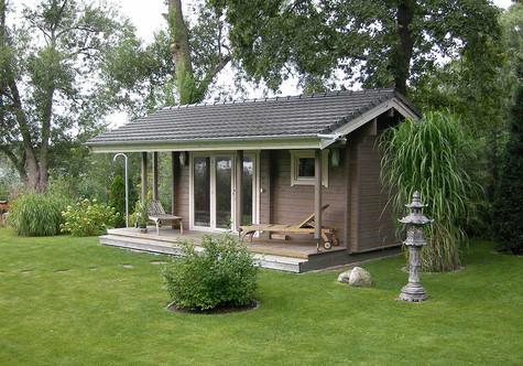 Blockbohlen-Gartensauna im Grünen